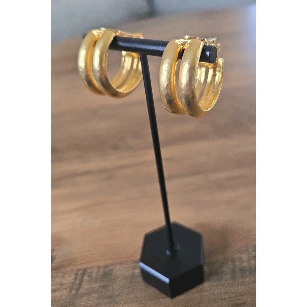 Vintage Les Bernard Gold Tone Chunky Clip-On Hoop Earrings Classic Style 1 Inch